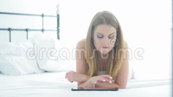 一位躺在床上的年轻女士视频的预览图