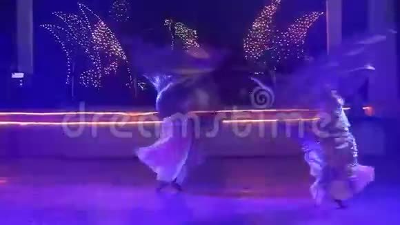 两个穿着戏剧服装的女孩带着翅膀跳舞转圈视频的预览图