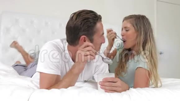 躺在床上吃酸奶的情侣视频的预览图