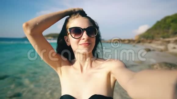 海滩美女用手机自拍微笑享受度假旅游生活视频的预览图