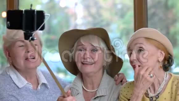 三位高级女性自拍视频的预览图