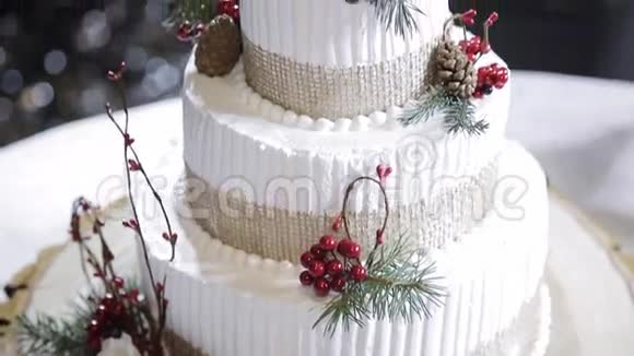 有森林浆果的婚礼蛋糕视频的预览图