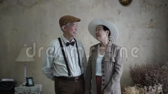 亚洲资深情侣微笑礼服复古风格奢华视频的预览图