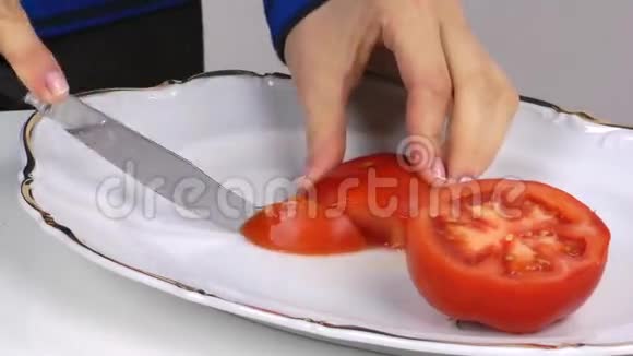 女人手在切西红柿视频的预览图