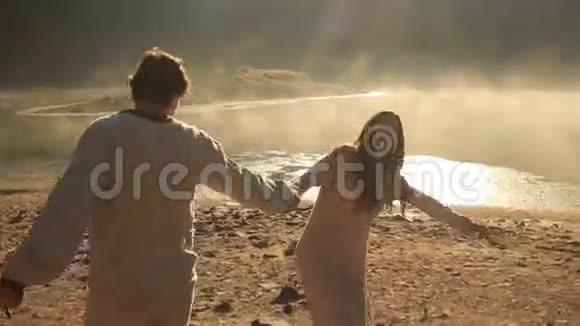 在喀尔巴阡山风景如画的塞内维尔湖附近相爱的幸福年轻夫妇传统的男女青年视频的预览图