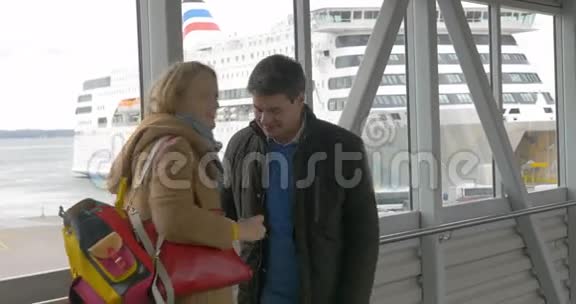 在港口用手机自拍的快乐情侣视频的预览图