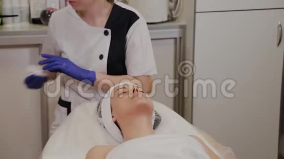 专业美容师用湿巾擦拭女人的脸视频的预览图
