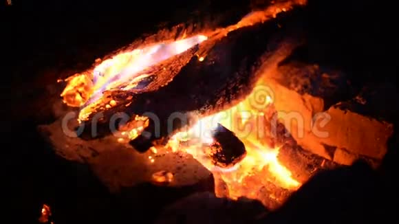 巨大的火以石头为背景的野生自然特写旅行冒险热焰一个舒适的夜晚视频的预览图