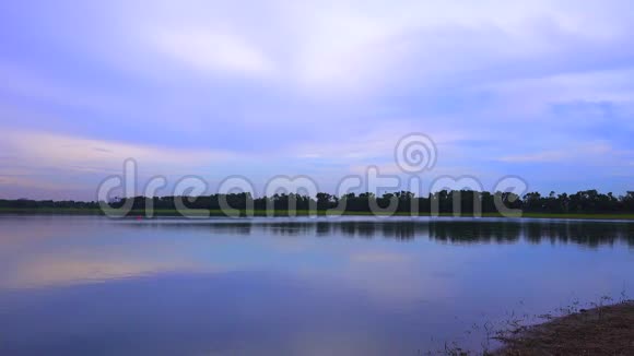 美丽的景观水面宁静湖景日出视频的预览图