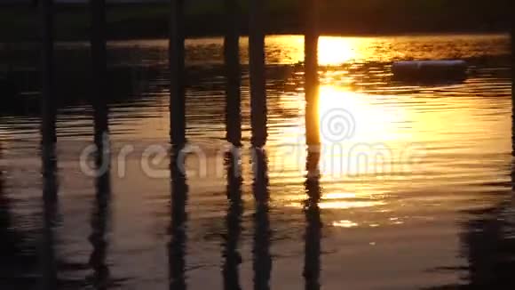 美丽的景观水面宁静湖景日出视频的预览图