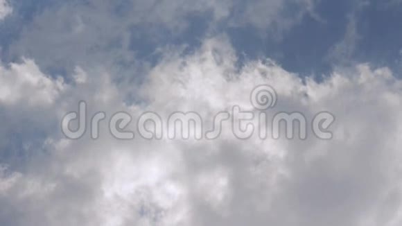 白色蓬松的云彩在蓝天上翻滚视频的预览图