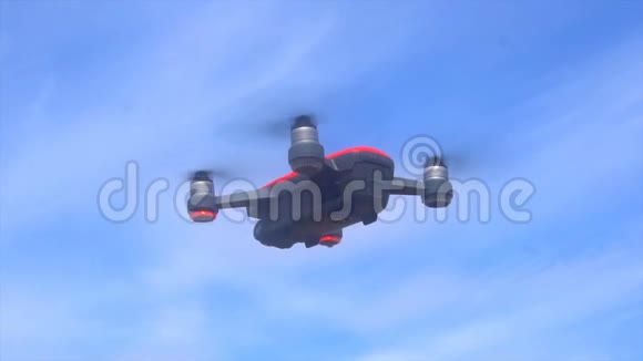 RC四架直升机在空中盘旋动作缓慢视频的预览图
