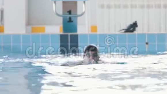残疾人在游泳池游泳视频的预览图