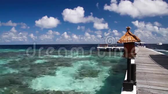 马尔代夫从大桥到海洋一艘快艇离开该岛视频的预览图