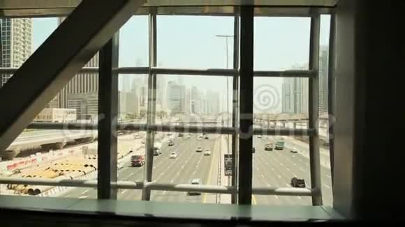 从建筑窗户看道路迪拜视频的预览图