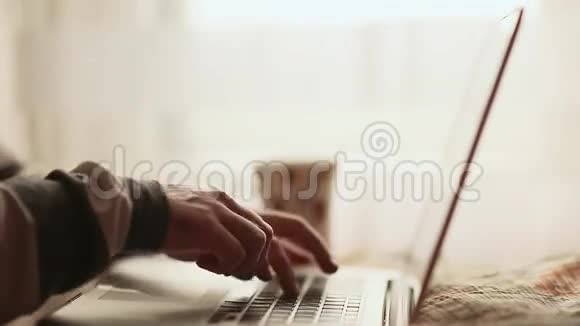 一个人在手提电脑和喝咖啡视频的预览图