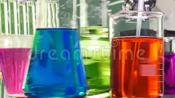 三瓶各种形状和颜色的转盘视频的预览图