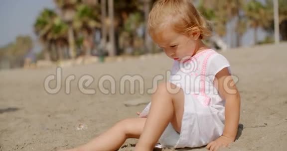 可爱的少女在桑迪热带海滩玩耍视频的预览图