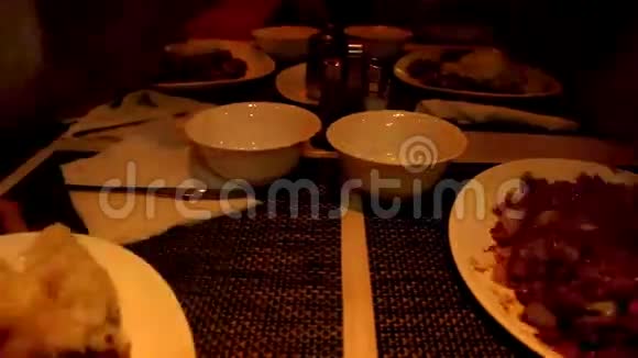吃中餐晚餐时间流逝视频的预览图