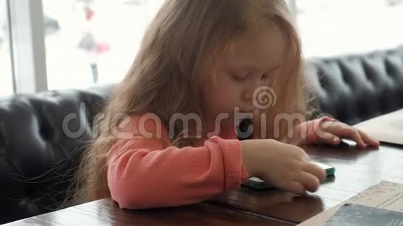 小美女正在咖啡馆打电话视频的预览图