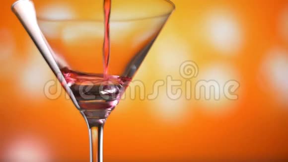 鸡尾酒软饮料苏打水倒入玻璃慢镜头在彩色背景视频的预览图