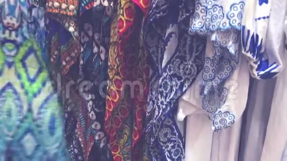 女人买衣服在购物中心挑选衣服的女人巴厘岛视频的预览图