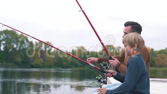父子俩在河上钓鱼视频的预览图