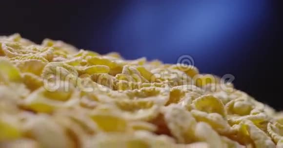 玉米片掉落桌面视频的预览图