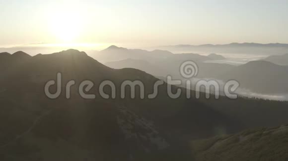 日出时带雾的山景空中拍摄视频的预览图