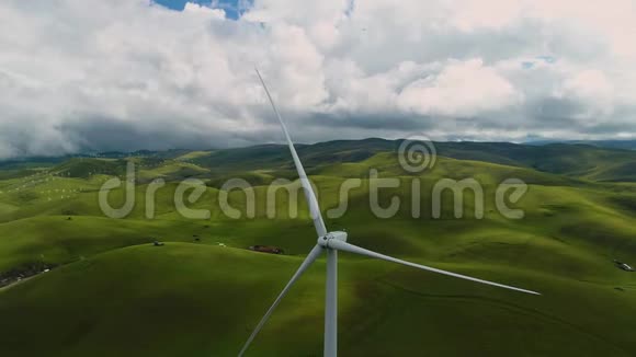 风轮机养殖场上美丽的晚山景观绿色生态世界可再生能源生产鸟瞰图视频的预览图