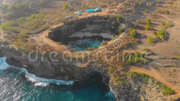 印度尼西亚NusaPenida岛破碎海滩著名旅游景点的空中拍摄视频的预览图