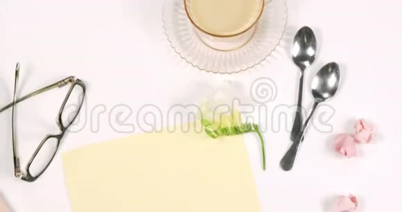 勺子茶眼镜和白花视频的预览图