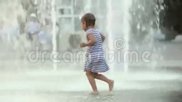 可爱的女婴跑过喷泉笑了视频的预览图