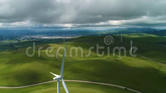 风轮机养殖场上美丽的晚山景观绿色生态世界可再生能源生产空中景观视频的预览图