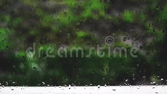 窗玻璃上的雨滴视频的预览图