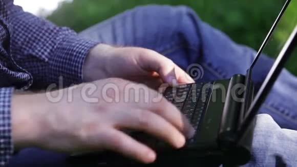 手和键盘的细节视频的预览图