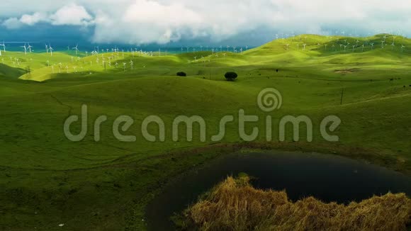 风轮机养殖场上美丽的晚山景观绿色生态世界可再生能源生产空中景观视频的预览图