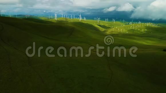 风轮机养殖场上美丽的晚山景观绿色生态世界可再生能源生产空中景观视频的预览图