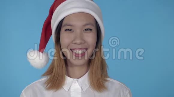 美丽的韩国女孩圣诞节时微笑视频的预览图