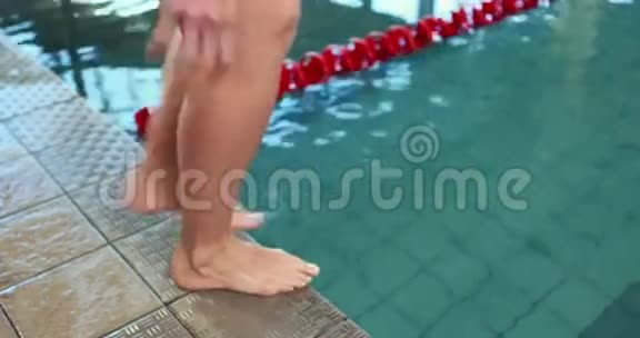 女游泳运动员进入游泳池视频的预览图