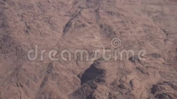 飞越沙漠山脉视频的预览图