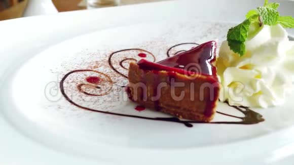 美味的芝士蛋糕配上奶油和薄荷叶3840x2160视频的预览图