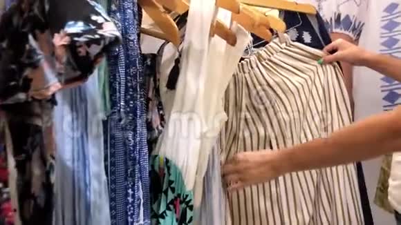 女人买衣服在购物中心挑选衣服的女人巴厘岛视频的预览图