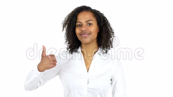 黑色女人拇指向上白色背景视频的预览图