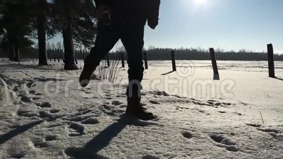 人的腿在白天踢雪视频的预览图