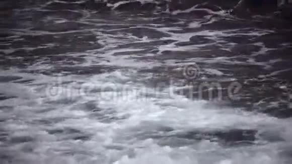 蓝色的海洋是狂风暴雨海浪拍打着海岸视频的预览图