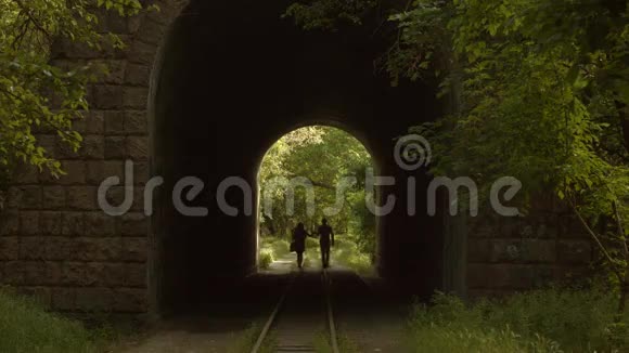 浪漫的情侣穿过隧道视频的预览图