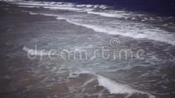 蓝色的海洋是狂风暴雨海浪拍打着海岸视频的预览图