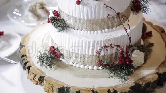 有森林浆果的婚礼蛋糕视频的预览图