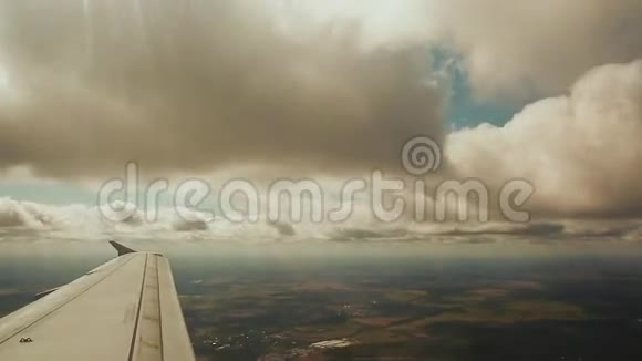 从飞机窗口观看在云下飞翔视频的预览图
